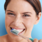 KIT ESCOVA DE DENTE ORAL-B SENSITIVE INDICATOR EXTRA MACIA + FIO DENTAL ORAL-B SATIN FLOSS
